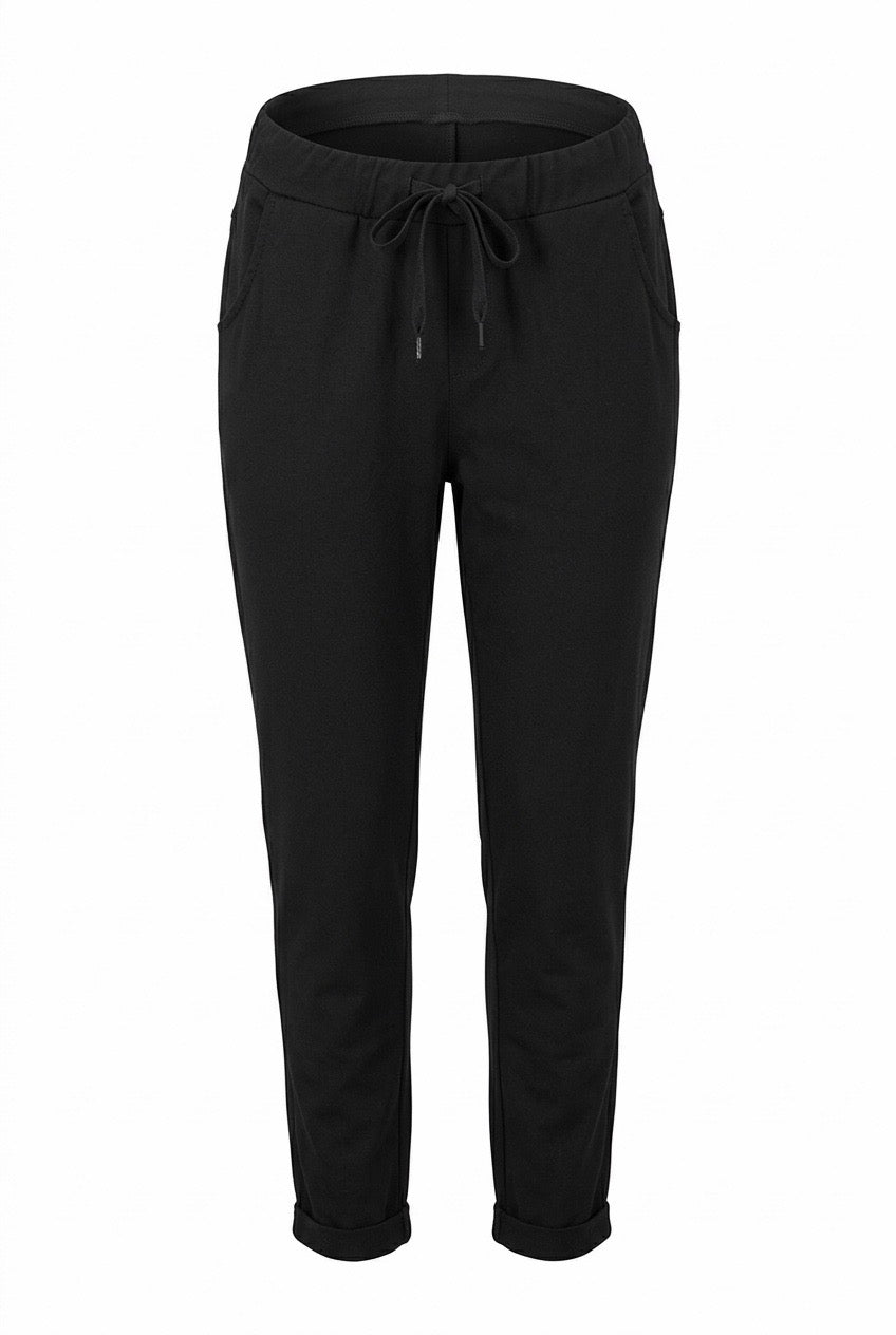 Svarta joggingbyxor visade framifrån med dragsko i midjan och uppvikta benslut | L8 Fashion | Lilla Hem