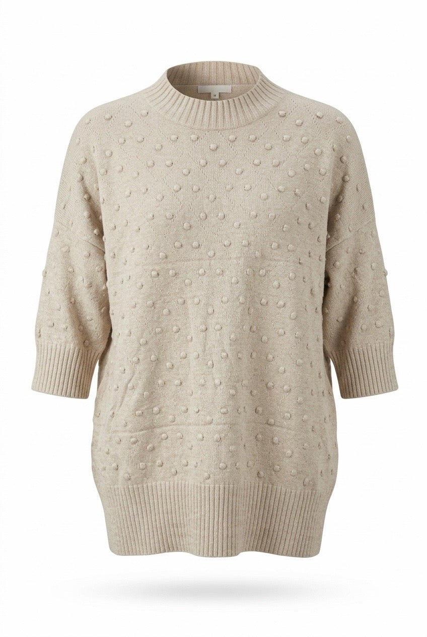 Beige stickad tröja med upphöjd prickstruktur, sedd framifrån på vit bakgrund | NEW&CO | Lilla Hem