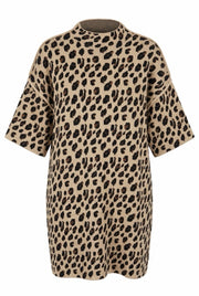 Stickad klänning med leopardmönster i beige och svart, rak passform, kort ärm, framifrånvinkel | NEW&CO | Lilla Hem