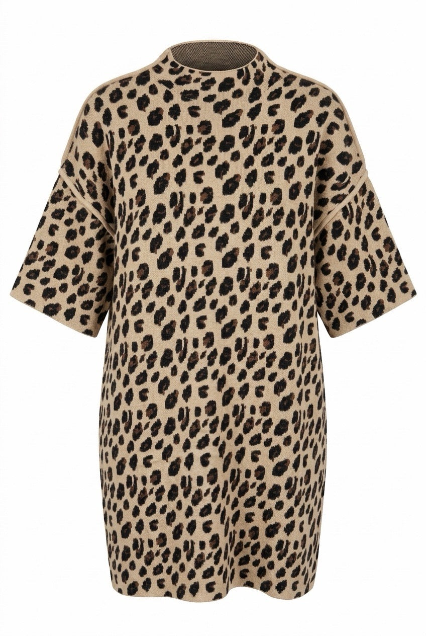 Stickad klänning med leopardmönster i beige och svart, rak passform, kort ärm, framifrånvinkel | NEW&CO | Lilla Hem