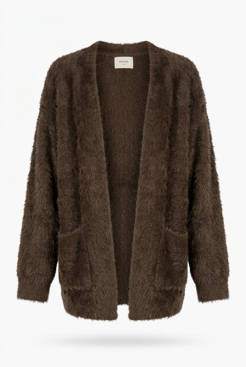 Fluffig cardigan i mörkbrun färg, presenterad framifrån mot vit bakgrund | MOOYA | Lilla Hem