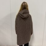 Modell bär gråbrun kappa sedd bakifrån med huva | Jörlevik of Sweden | Lilla Hem