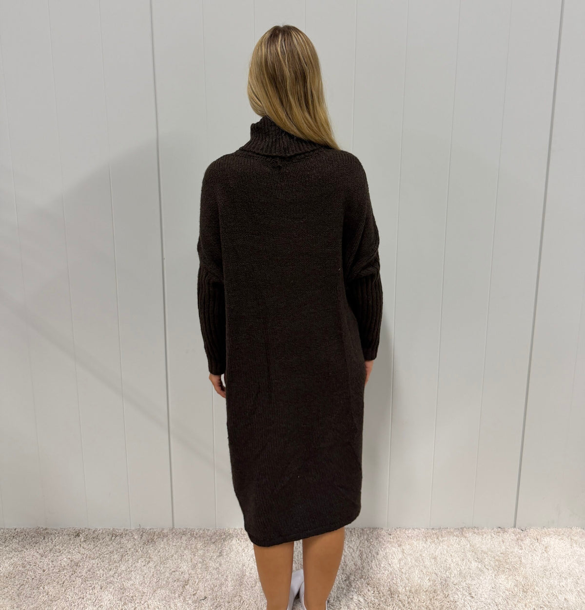 Modell bär svart longsweater sett bakifrån med polokrage och ribbade ärmar | Jörlevik of Sweden | Lilla Hem