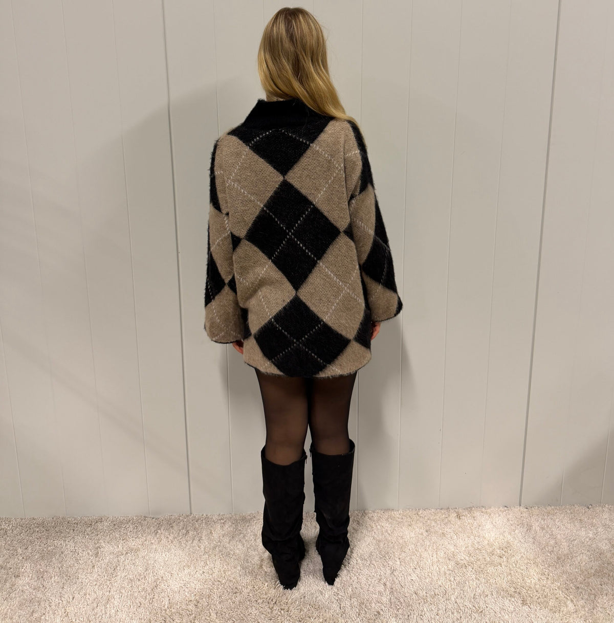 Modell bär argylekofta bakifrån med beige och svarta diamantmönster | Jörlevik of Sweden | Lilla Hem