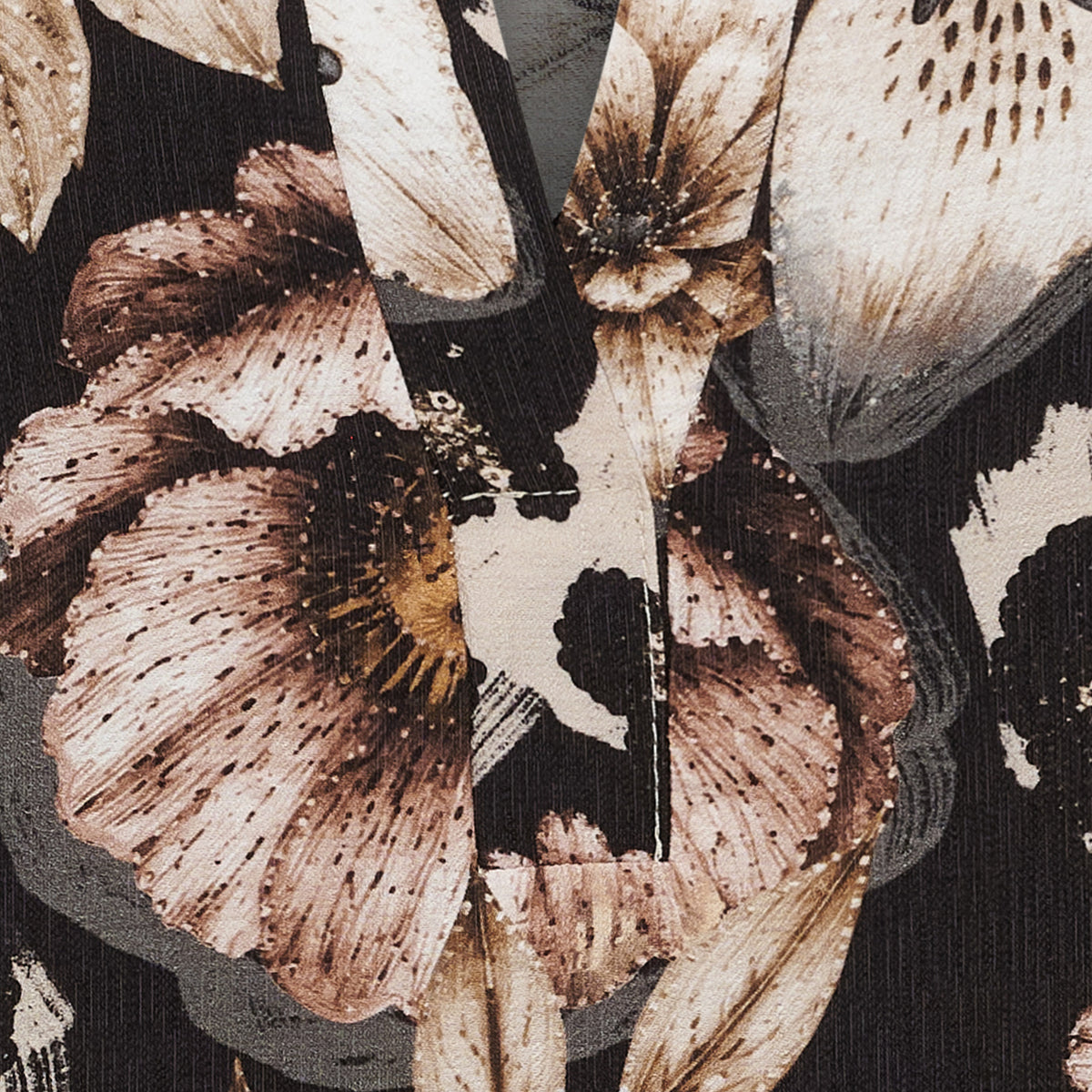 Närbild av blomstermönster i beige, brunt och svart med strukturerad vävning | MARTA du Chateau | Lilla Hem