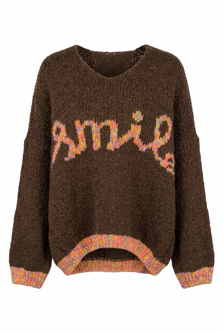 Brun stickad tröja med flerfärgat "SMILE"-tryck framifrån, kontrastfärgade ribbor vid hals och manschetter | L8 Fashion | Lilla Hem
