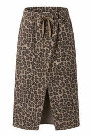 Leopardmönstrad kjol sett framifrån med slits och snörknut i midjan | L8 Fashion | Lilla Hem