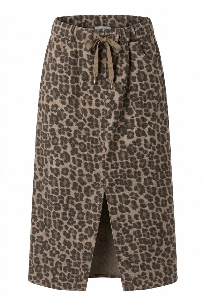 Leopardmönstrad kjol sett framifrån med slits och snörknut i midjan | L8 Fashion | Lilla Hem