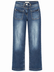 Jeans i mediumblå denim med stora framfickor, vit knapp och bred passform, fotograferad framifrån | Cecil | Lilla Hem