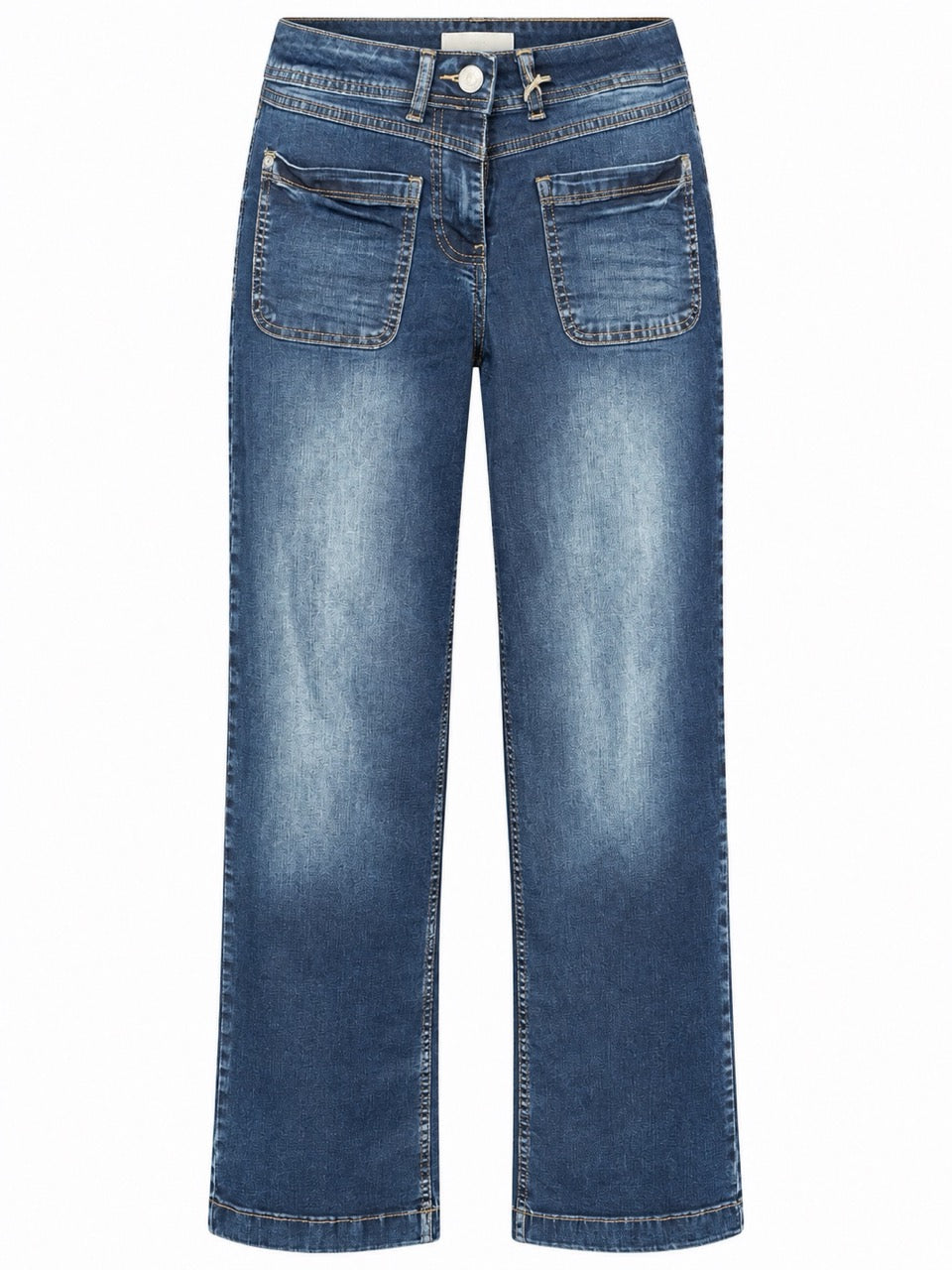 Jeans i mediumblå denim med stora framfickor, vit knapp och bred passform, fotograferad framifrån | Cecil | Lilla Hem