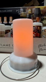 LED-ljus med orange glödande effekt och vit bas, fotograferat framifrån | Tre Bodar | Lilla Hem