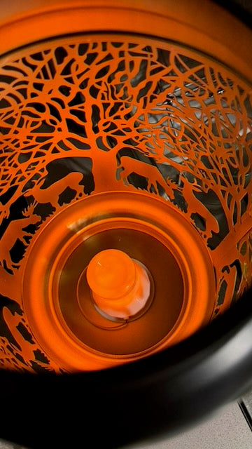 Närbild av orange LED-ljus med genombruten mönstrad skärm sett uppifrån | Tre Bodar | Lilla Hem
