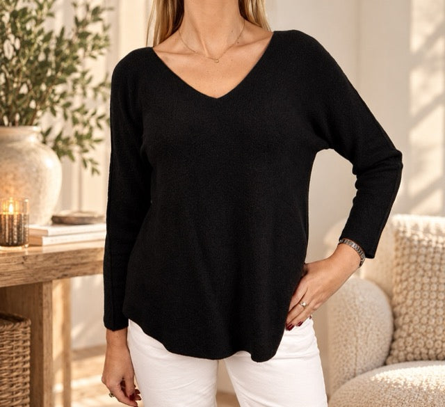 Modell bär svart stickad tröja med v-ringning sett framifrån | Caramelle Fashion | Lilla Hem