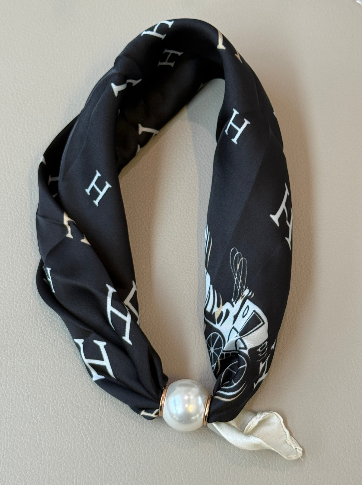 Svart scarf med vit H-monogram och vintage bilmotiv, sammanknuten med pärla | By Odahl Sweden | Lilla Hem