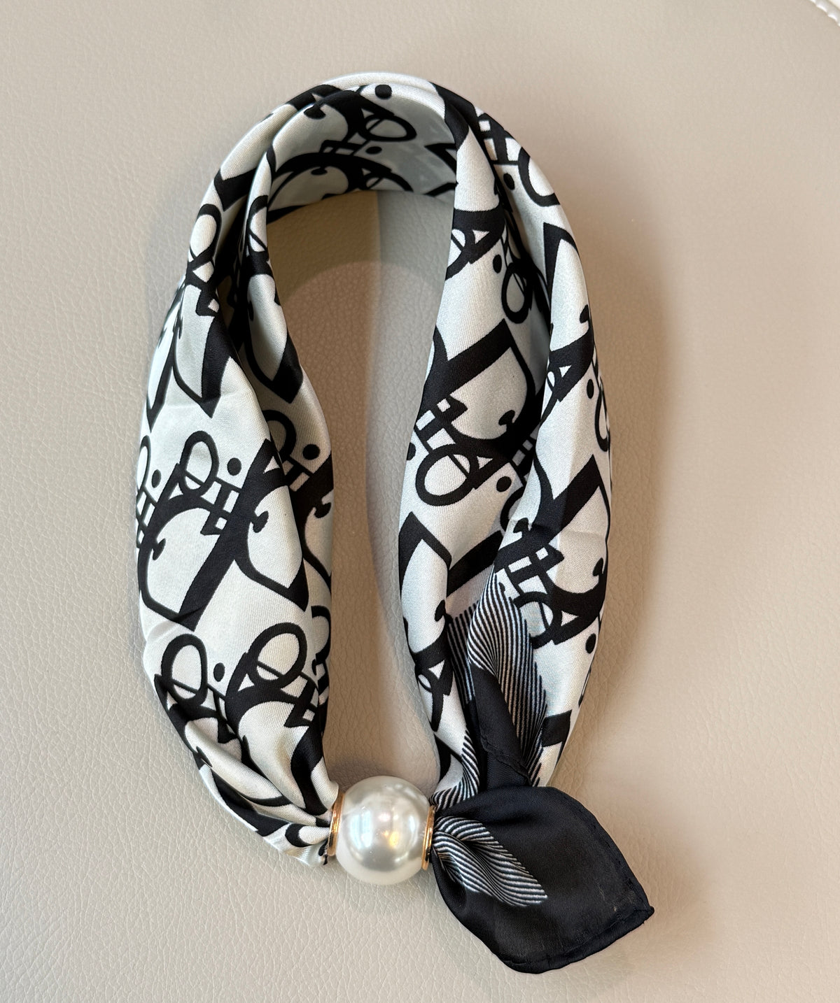 Scarf i vit och svart med abstrakt mönster, dekorerad med pärlkula vid änden | By Odahl Sweden | Lilla Hem