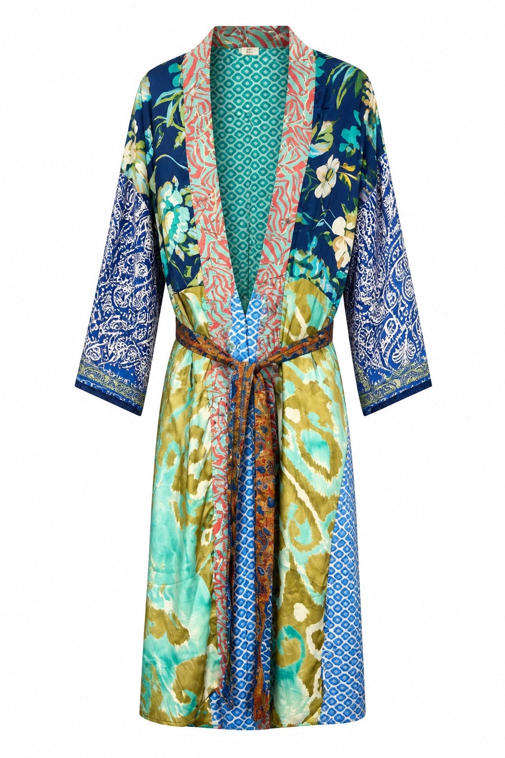 Långkimono i multicolor med blandade blommor och geometriska mönster, visad framifrån mot vit bakgrund | Orice | Lilla Hem