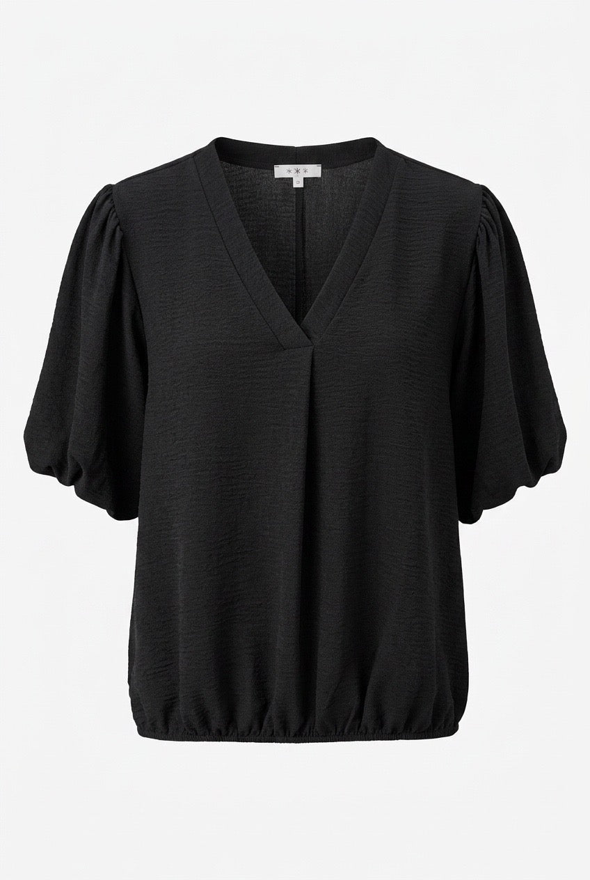 Svart topp med v-ringning och puffiga kortärmade ärmar, fotad framifrån mot vit bakgrund | Caramelle Fashion | Lilla Hem