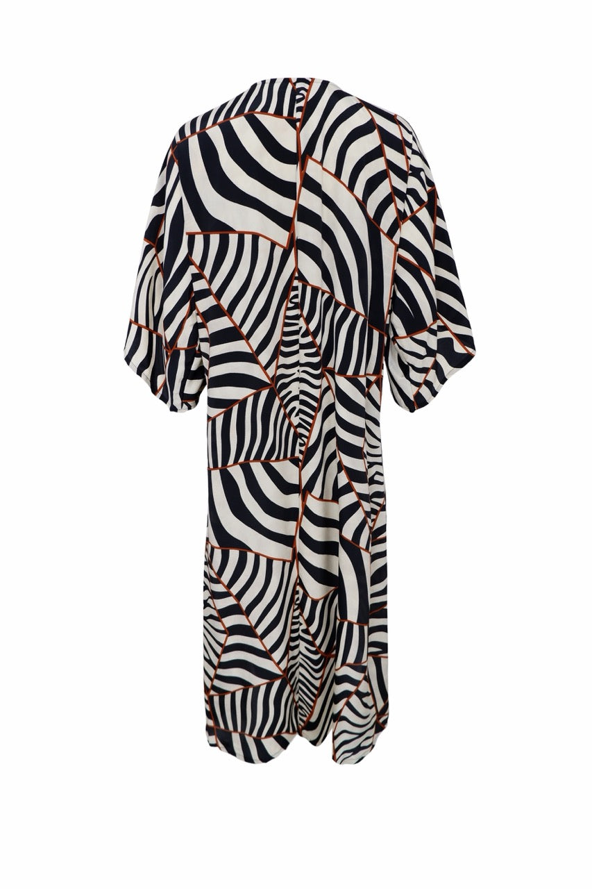 Kaftan i svart-vit zebramönster med rostbruna detaljer, visad framifrån på platt bakgrund | Black Colour | Lilla Hem