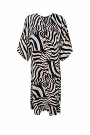 Kaftan i svart-vit zebramönster med rostbruna detaljer, fotograferad framifrån på platt underlag | Black Colour | Lilla Hem