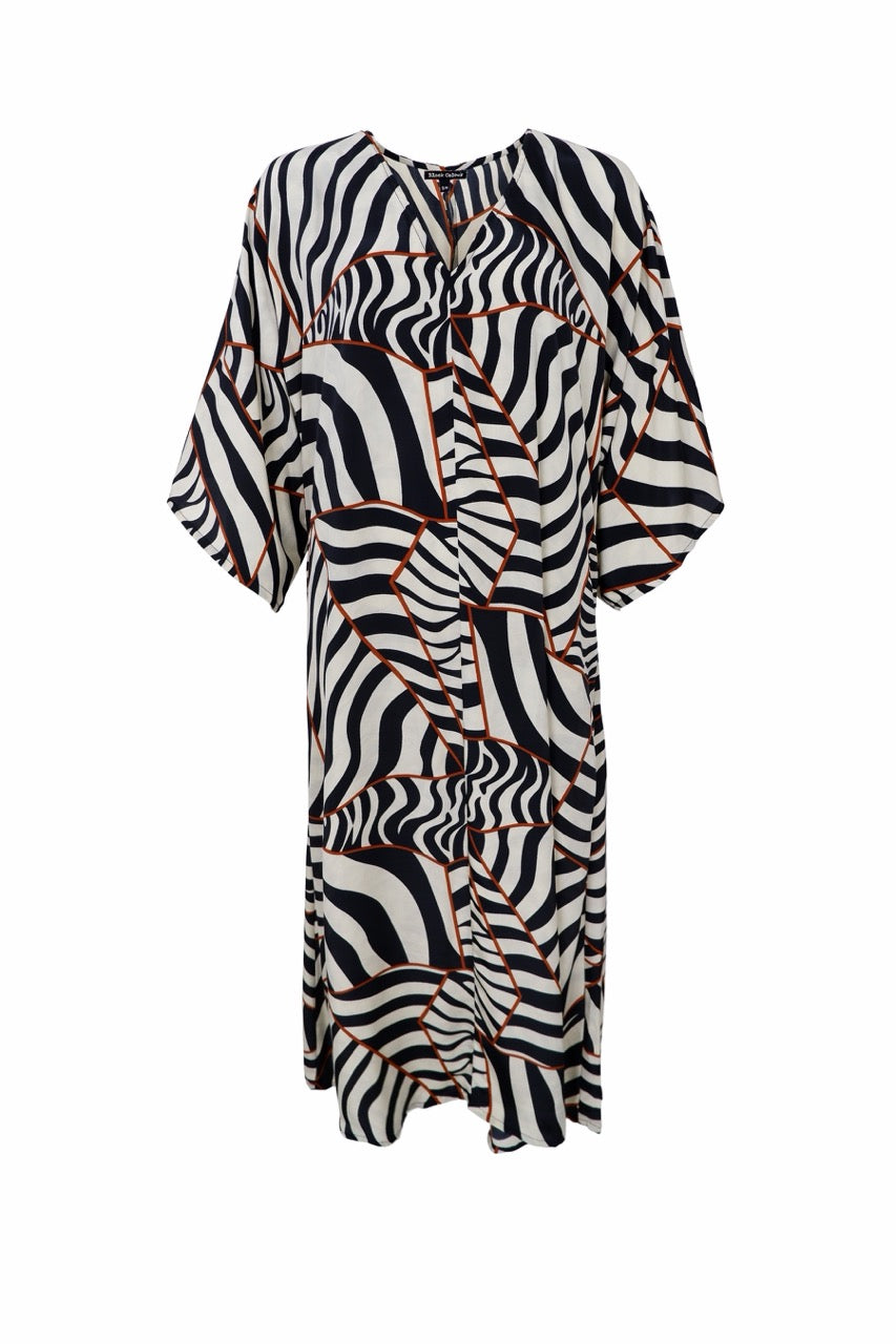 Kaftan i svart-vit zebramönster med rostbruna detaljer, fotograferad framifrån på platt underlag | Black Colour | Lilla Hem