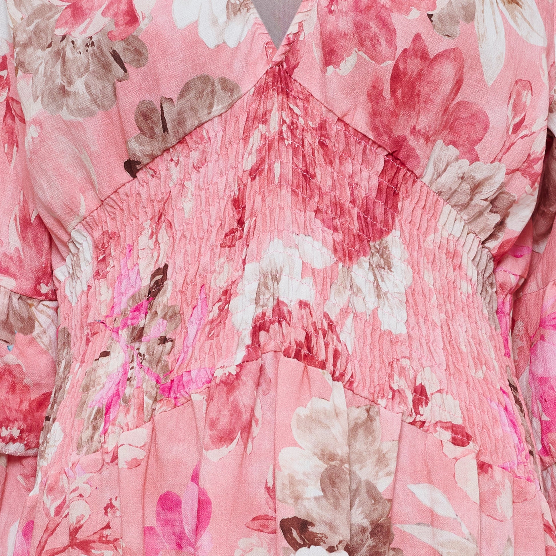 Närbild av blommigt tryck med smockad midja och plisseringar i rosa och beige toner | MARTA du Chateau | Lilla Hem