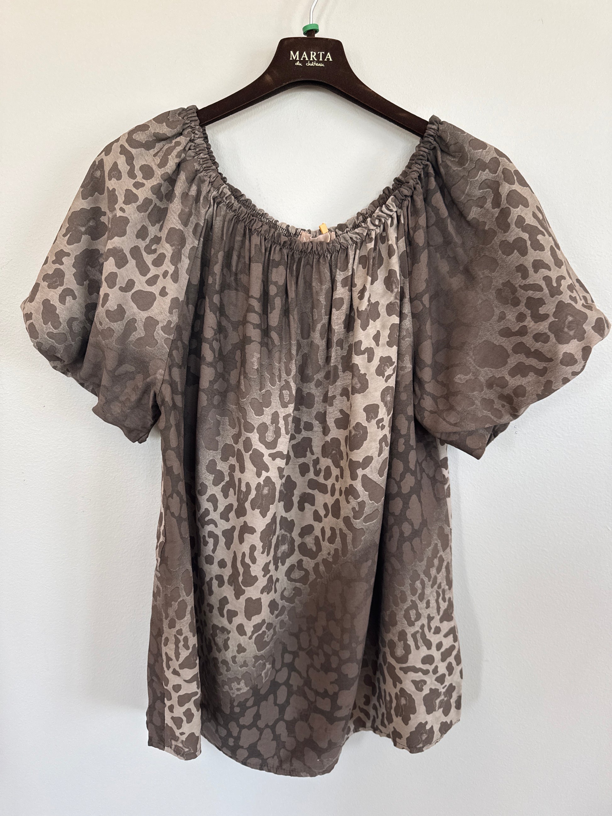 Blus med leopardmönster och puffärmar på galge, framifrån mot vit bakgrund | MARTA du Chateau | Lilla Hem