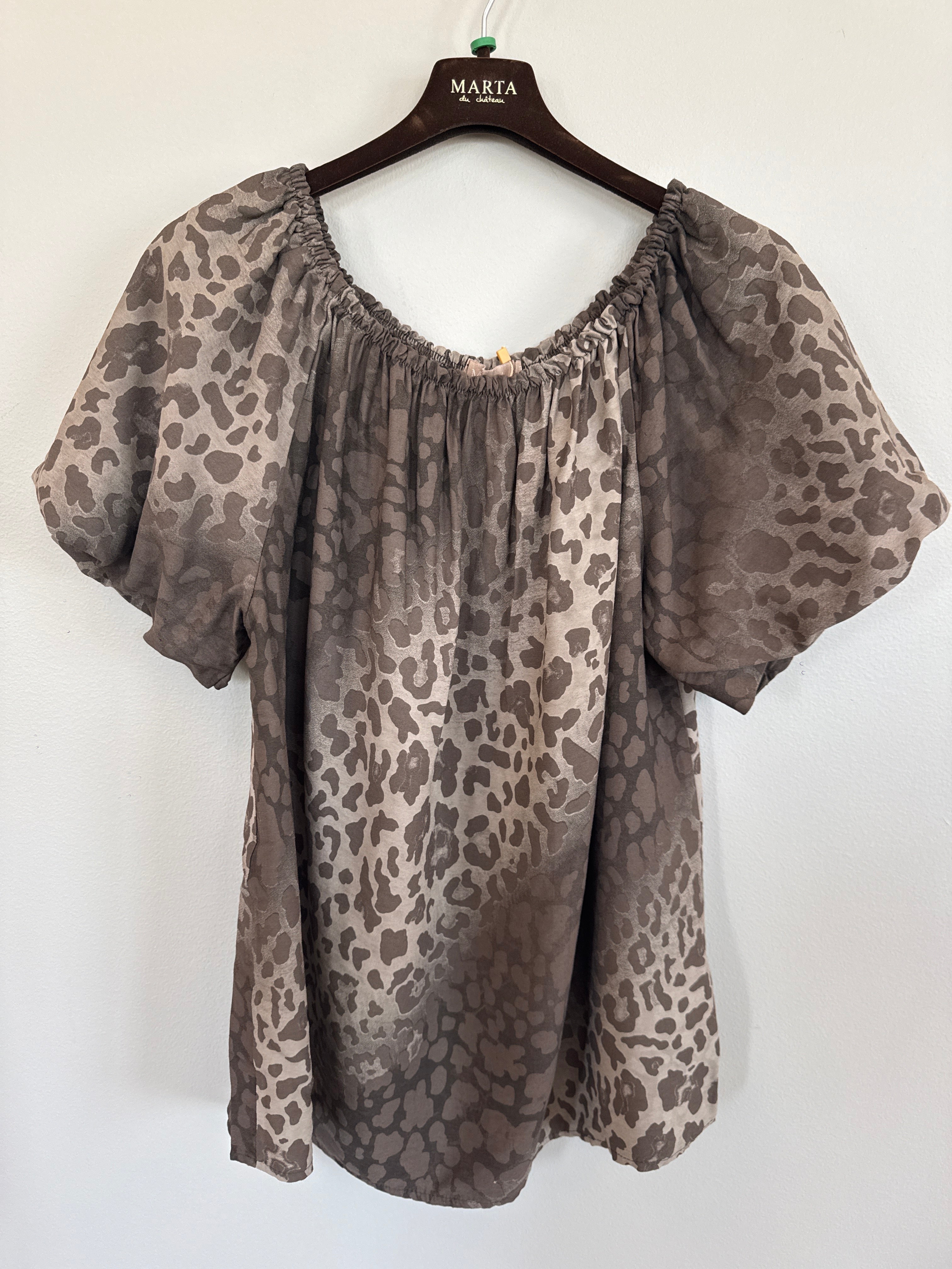Blus med leopardmönster och puffärmar på galge, framifrån mot vit bakgrund | MARTA du Chateau | Lilla Hem