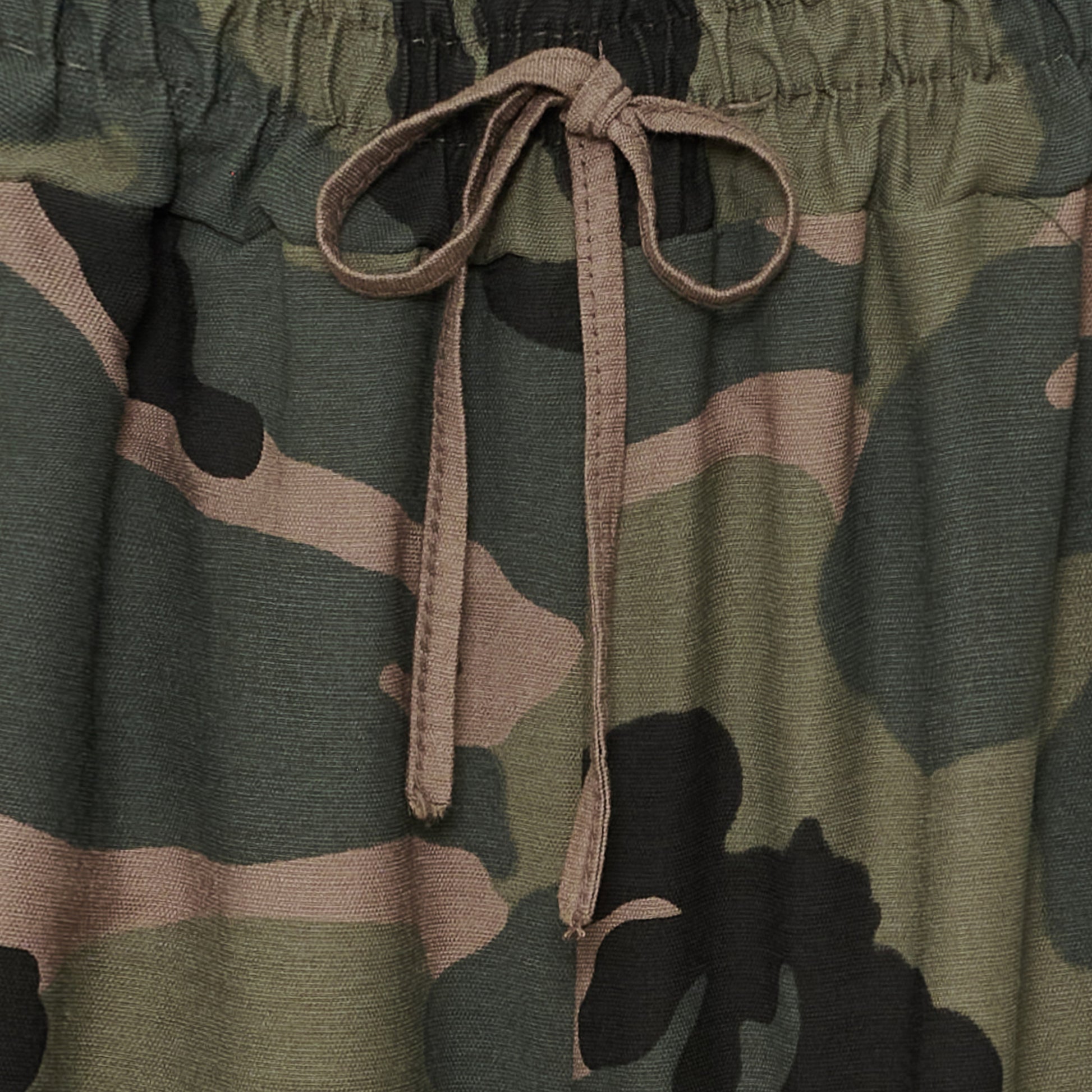 Närbild av camouflagebyxor med rosa snöre och abstract mönster i grönt, beige och svart | MARTA du Chateau | Lilla Hem