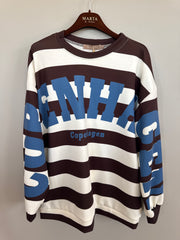 Sweatshirt med horisontella ränder i brunt, vitt och blått, stort texturtryck och "Copenhangen"-text, hängande på galge | MARTA du Chateau | Lilla Hem