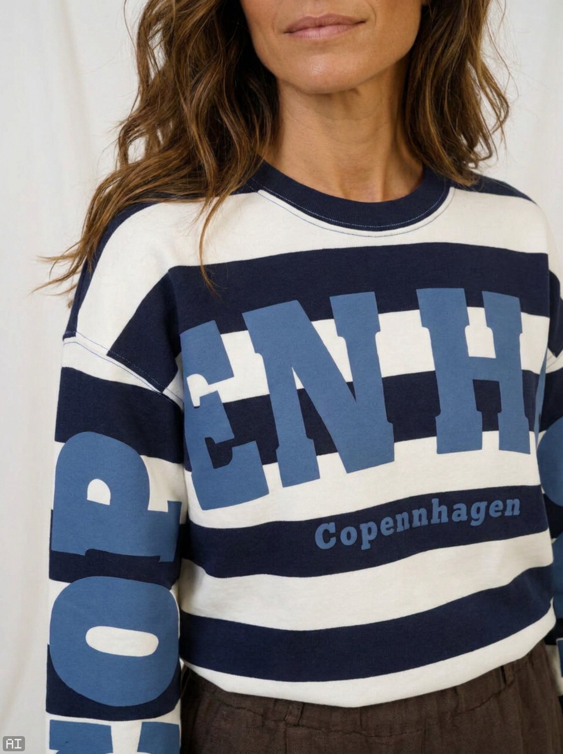 Modell bär sweatshirt framifrån med randigt mönster i marinblått, ljusblått och vitt med "Copenhagen"-text | MARTA du Chateau | Lilla Hem