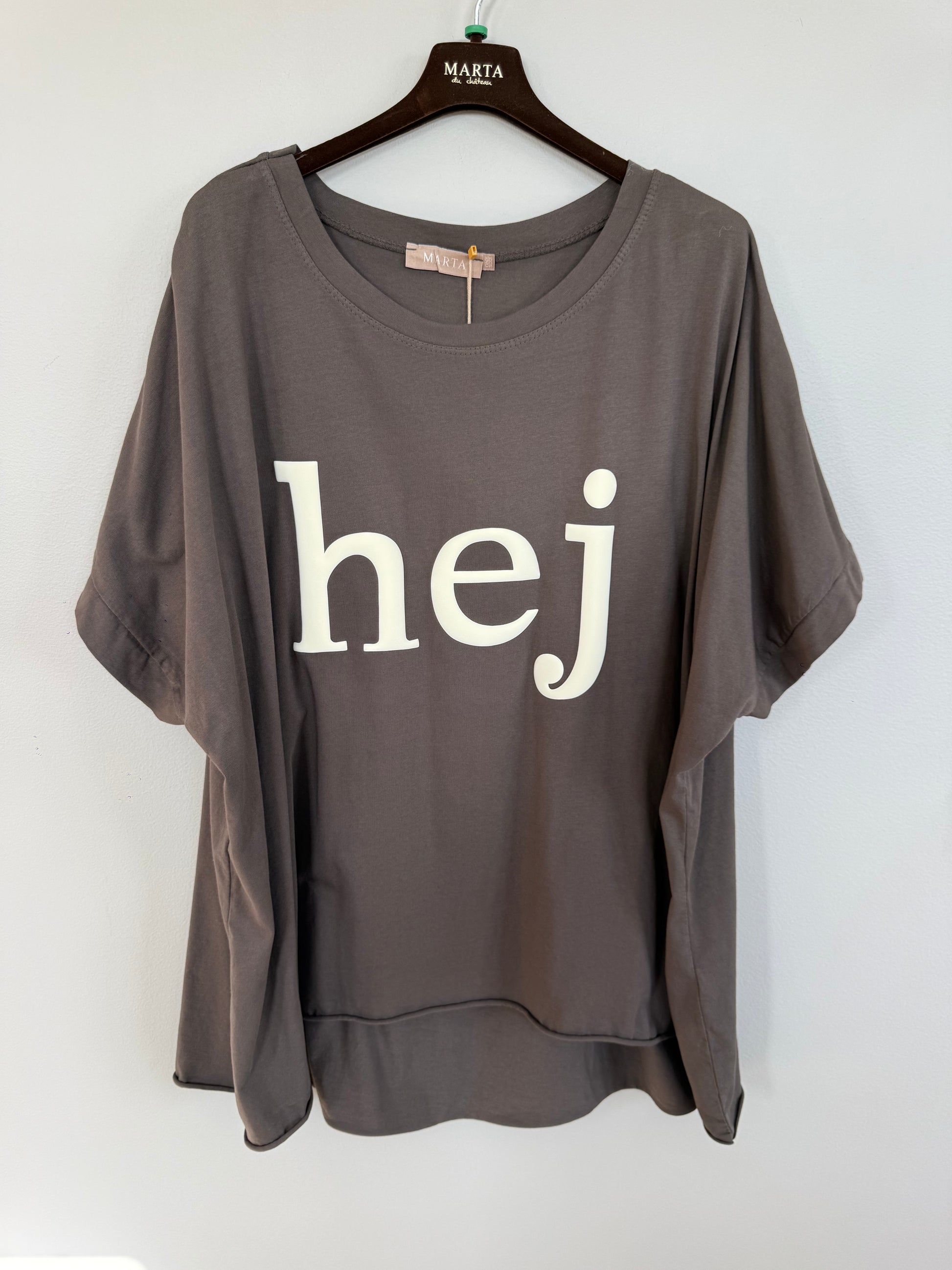 Grå t-shirt med kort puffärm och vitt textryck "hej" hängande på galge | MARTA du Chateau | Lilla Hem