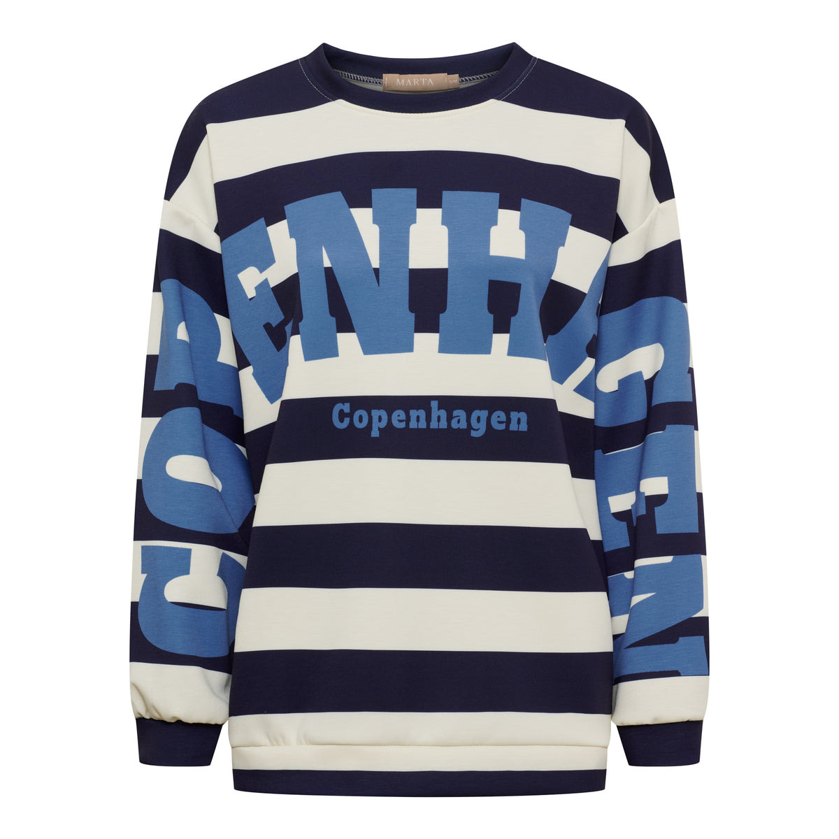 Sweatshirt med horisontella ränder i marinblått, vitt och blått, stort "COPENHAGEN"-tryck framifrån | MARTA du Chateau | Lilla Hem