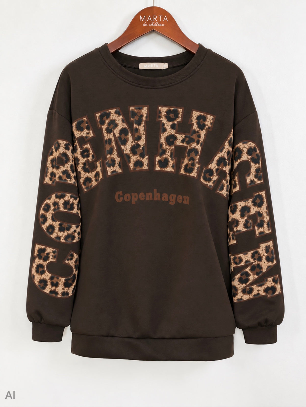 Svart sweatshirt med leopardmönstrad text och tryck på bröstet och armarna, hängande på träbygel | MARTA du Chateau | Lilla Hem
