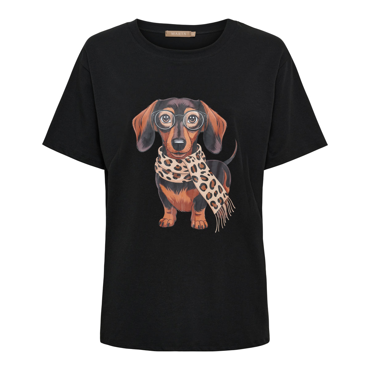 Svart t-shirt med illustrerad tax med glasögon och leopardmönstrad scarf, framifrånvy | MARTA du Chateau | Lilla Hem
