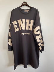 Svart sweatshirtklänning med beige texttrryck "Copenhagen" sett framifrån på galge | MARTA du Chateau | Lilla Hem