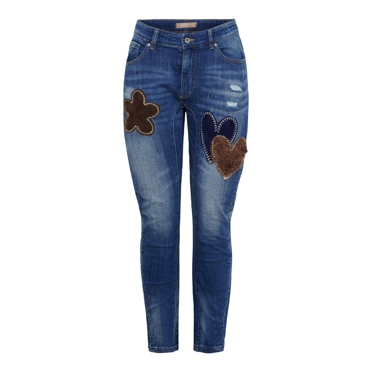 Jeans i blå denim med bruna applikationer av blomma och hjärta, visade framifrån mot vit bakgrund | MARTA du Chateau | Lilla Hem