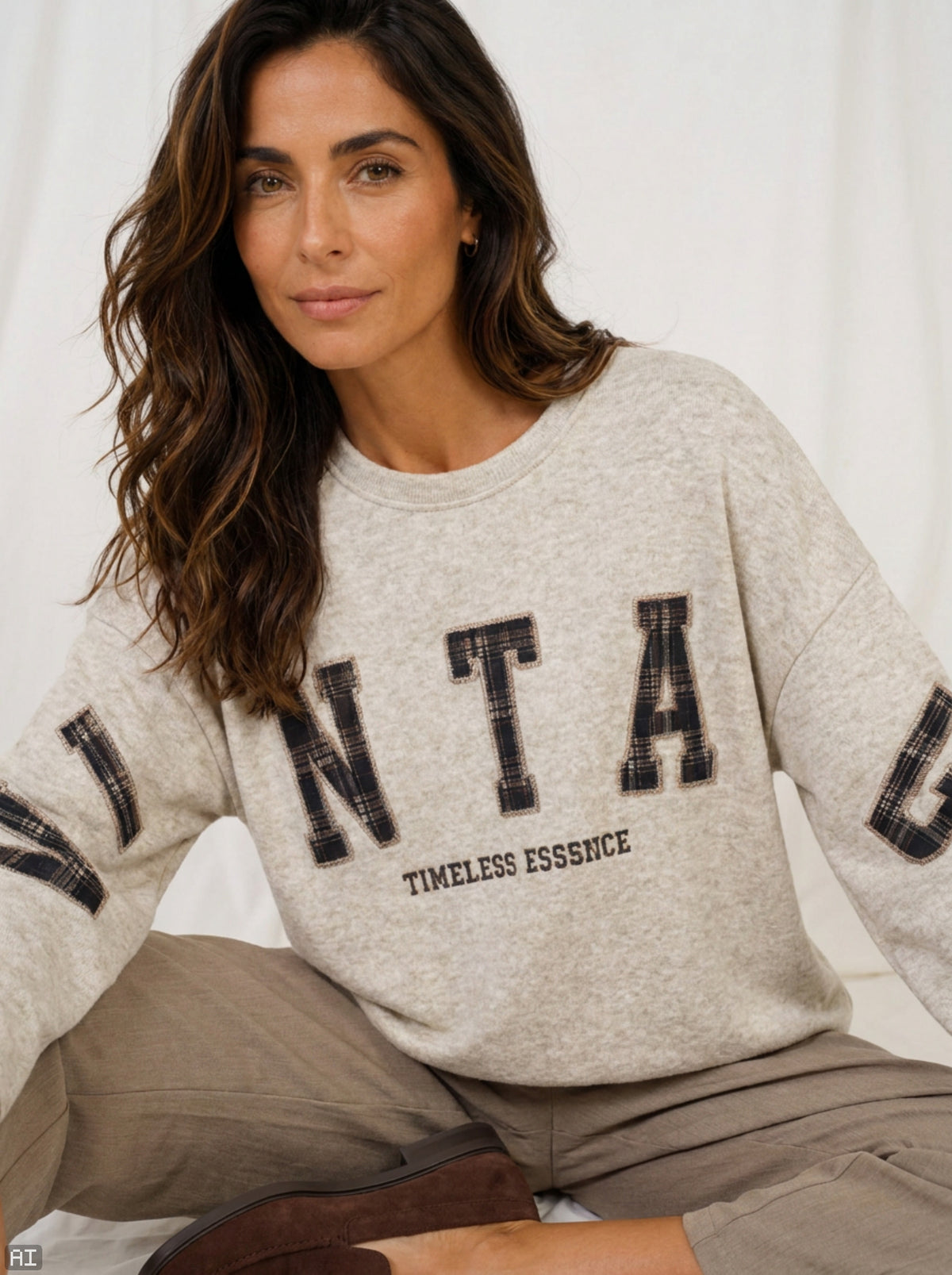 Modell bär beige sweatshirt med rutigt texturtryck framifrån, sittande position | MARTA du Chateau | Lilla Hem