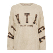 Beige sweatshirt med rutigt tryck på bröstet och armarna, text "TIMELESS ESSENCE" och stora bokstäver, sett framifrån | MARTA du Chateau | Lilla Hem