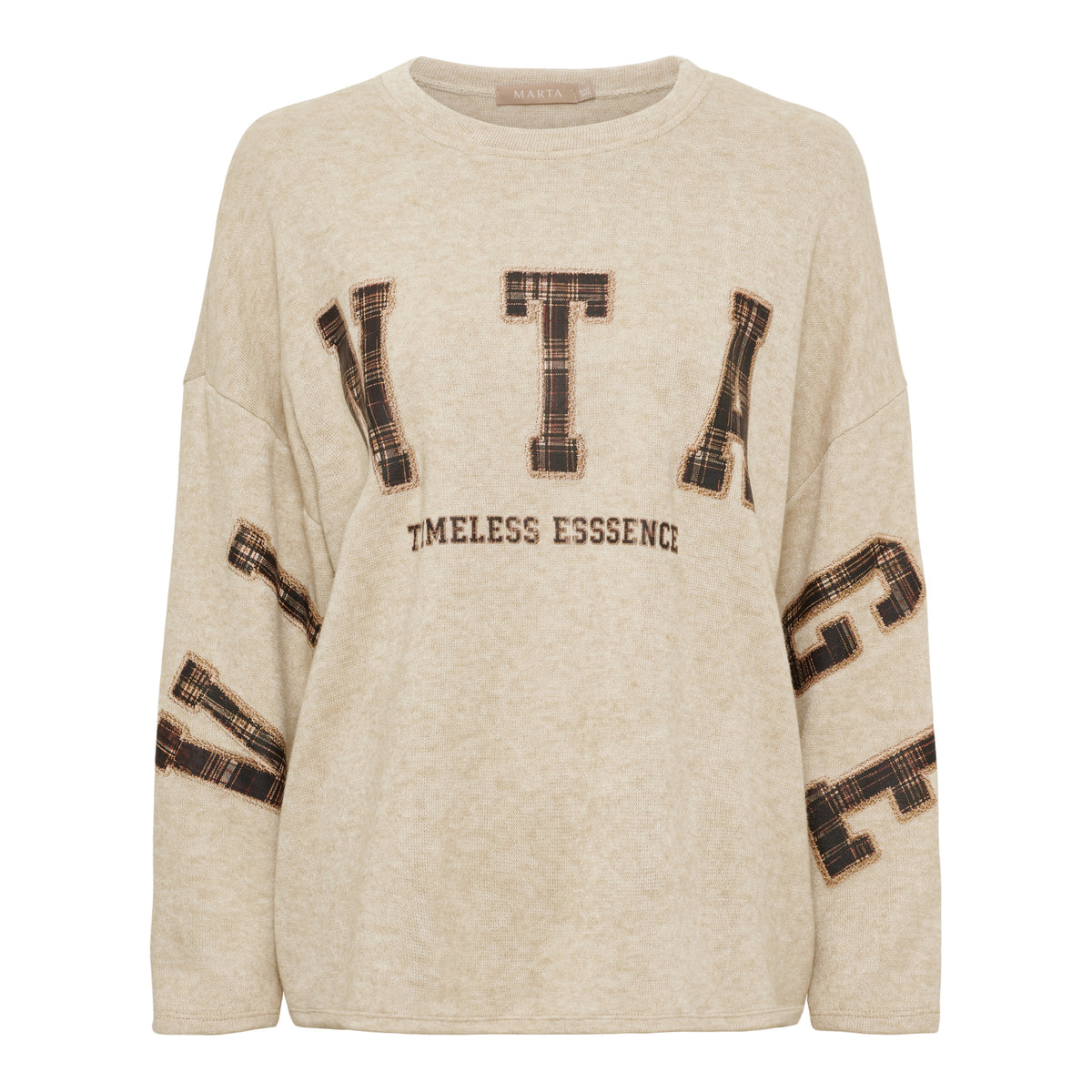 Beige sweatshirt med rutigt tryck på bröstet och armarna, text "TIMELESS ESSENCE" och stora bokstäver, sett framifrån | MARTA du Chateau | Lilla Hem