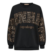 Svart sweatshirt med leopardmönstrat tryck på bröstet och ärmarna, sett framifrån | MARTA du Chateau | Lilla Hem