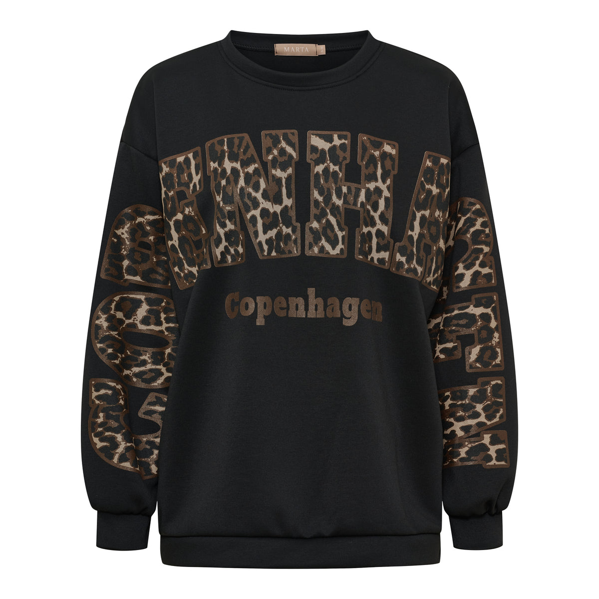 Svart sweatshirt med leopardmönstrat tryck på bröstet och ärmarna, sett framifrån | MARTA du Chateau | Lilla Hem