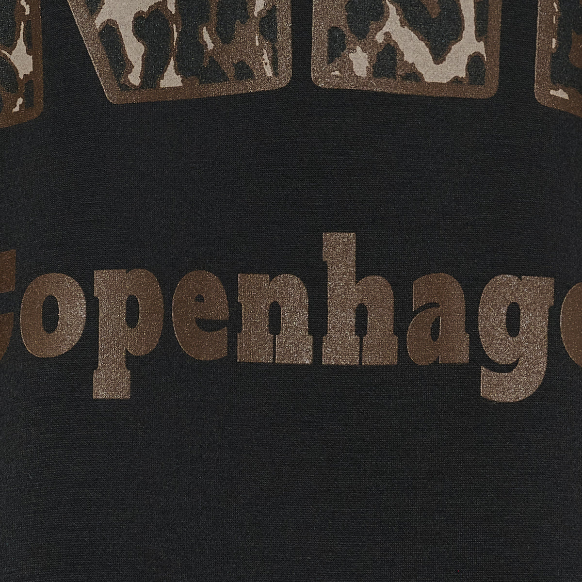 Närbild av svart sweatshirt med guldglittertext och leopardmönster vid halskanten | MARTA du Chateau | Lilla Hem