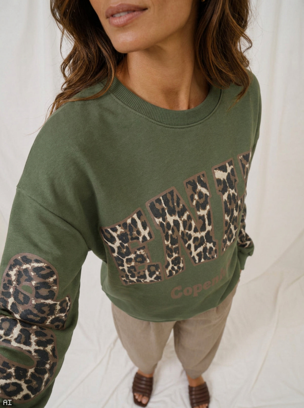 Modell bär grön sweatshirt med leopardmönster på bröstet och armarna, sett framifrån | MARTA du Chateau | Lilla Hem