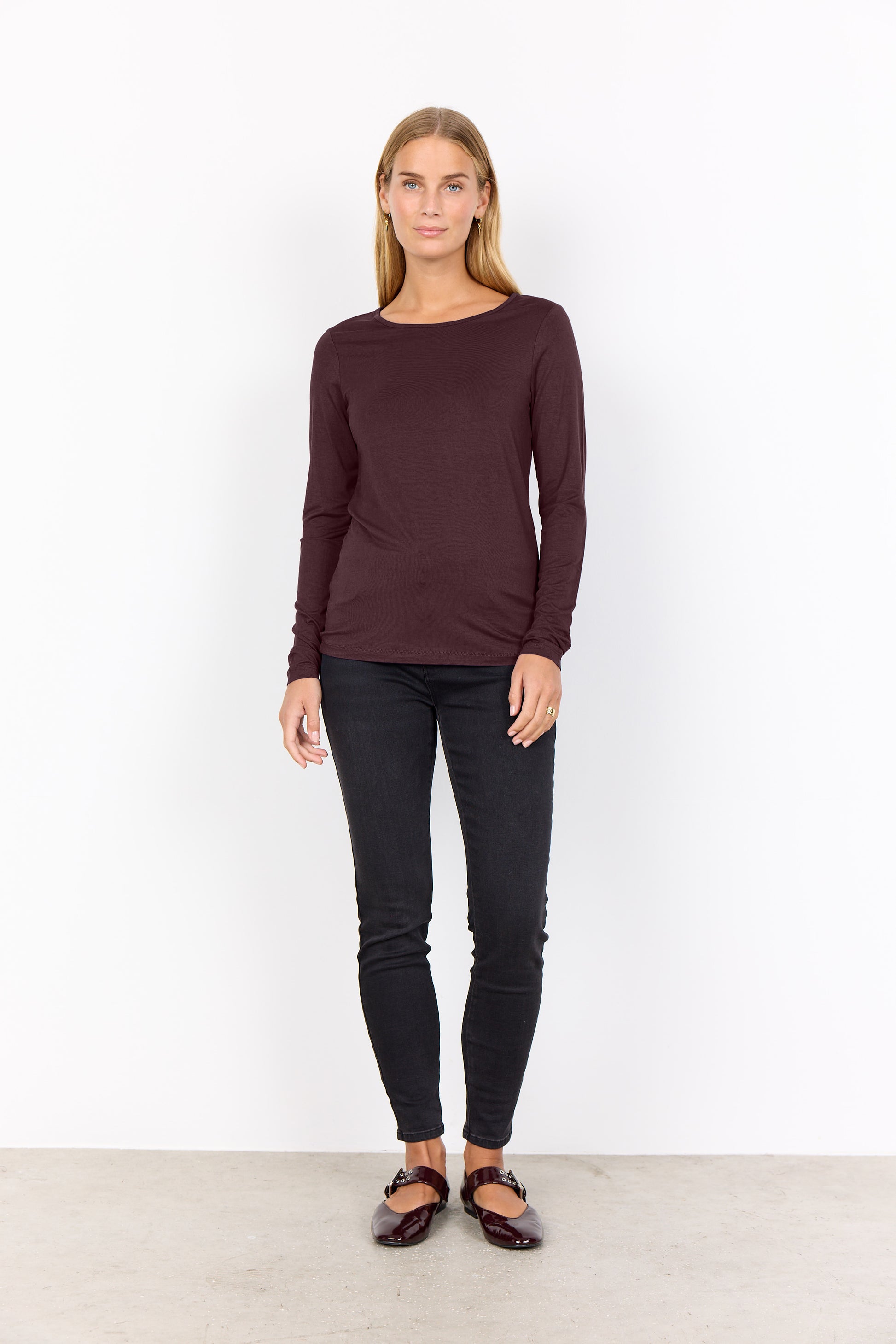 Modell bär burgundy långärmad tröja med svarta jeans, sett framifrån | Soya Concept | Lilla Hem