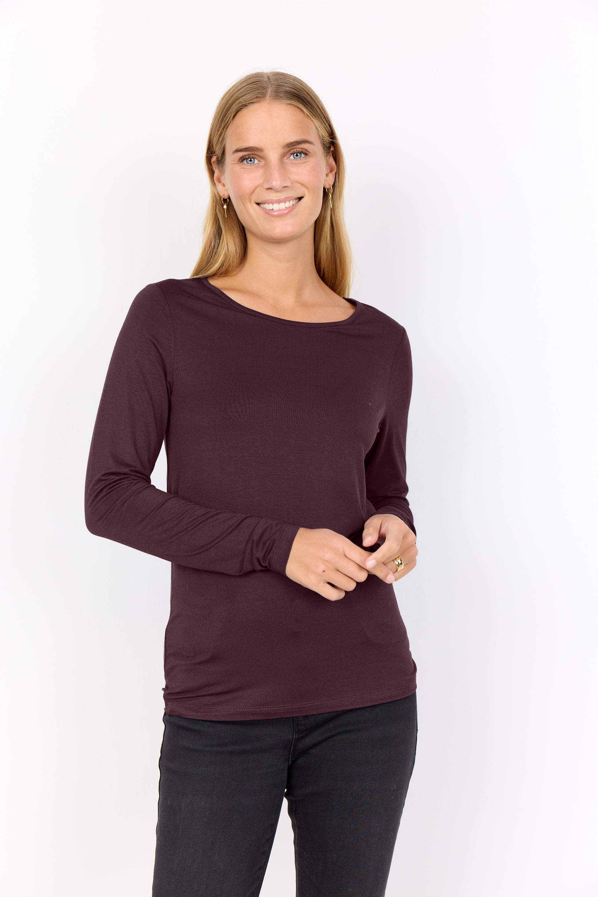 Modell bär burgundy långärmad tröja sett framifrån mot vit bakgrund | Soya Concept | Lilla Hem