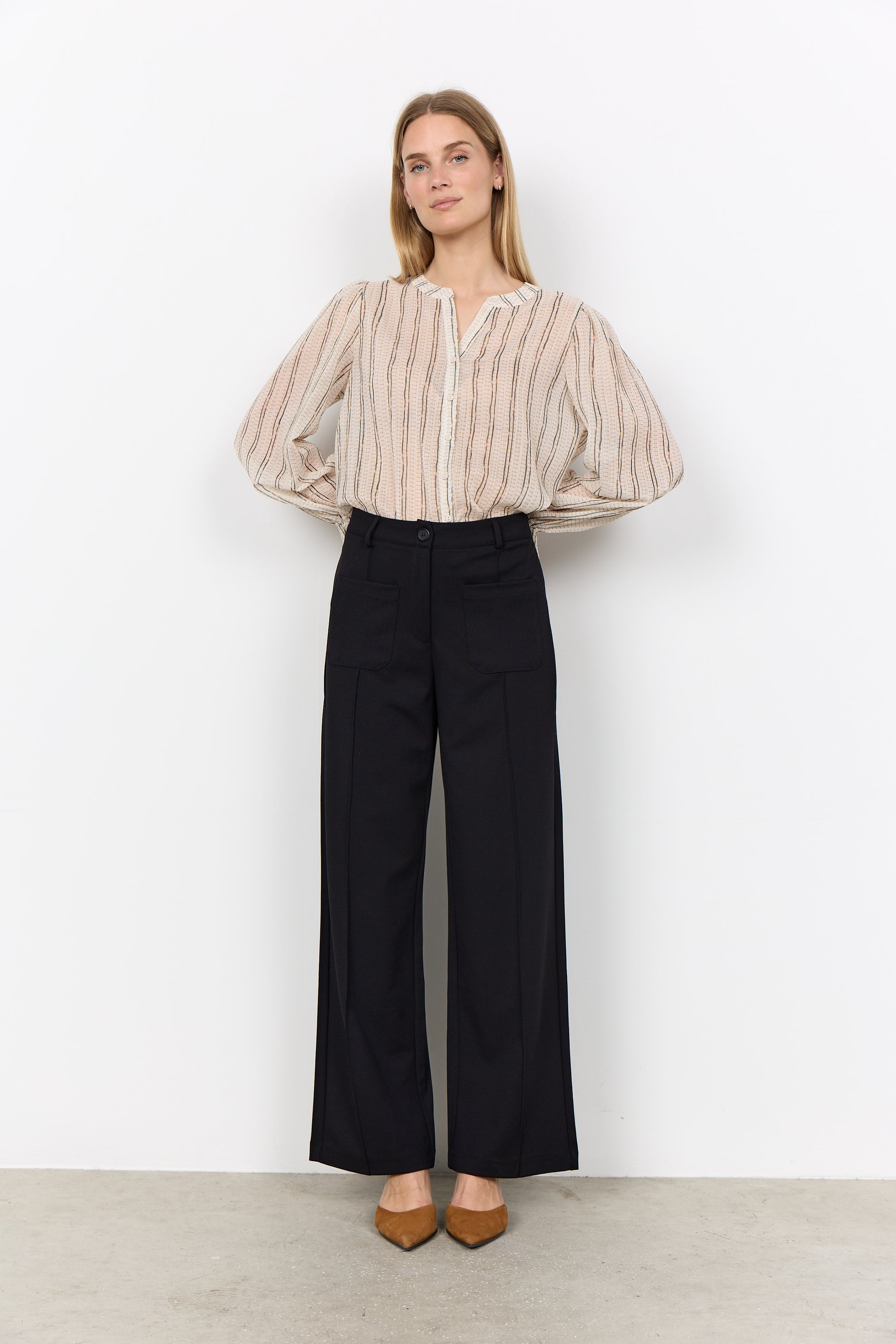 Modell bär randig blus med puffärmar och svarta vida byxor, sett framifrån | Soya Concept | Lilla Hem