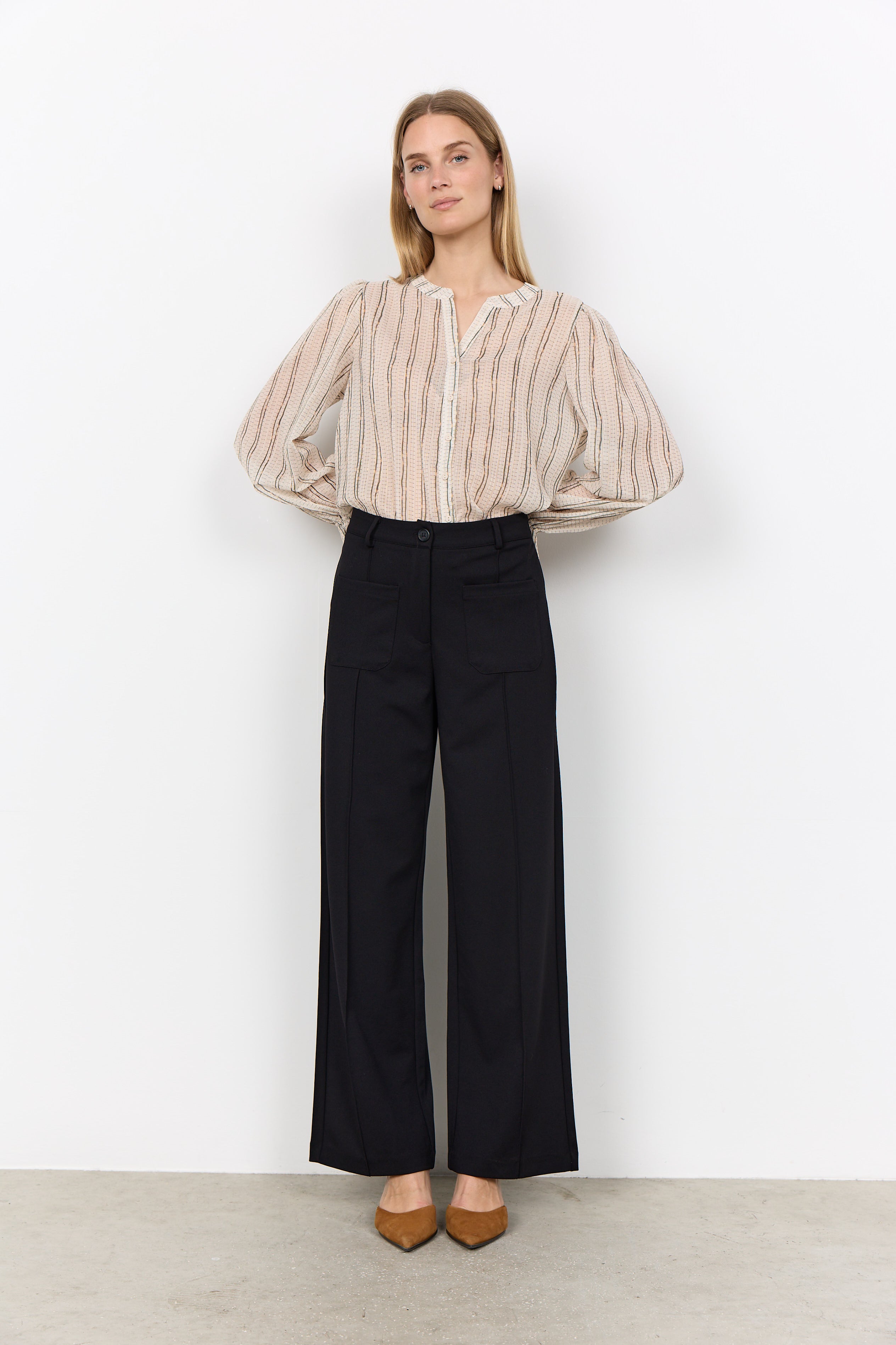 Modell bär randig blus med puffärmar och svarta vida byxor, sett framifrån | Soya Concept | Lilla Hem