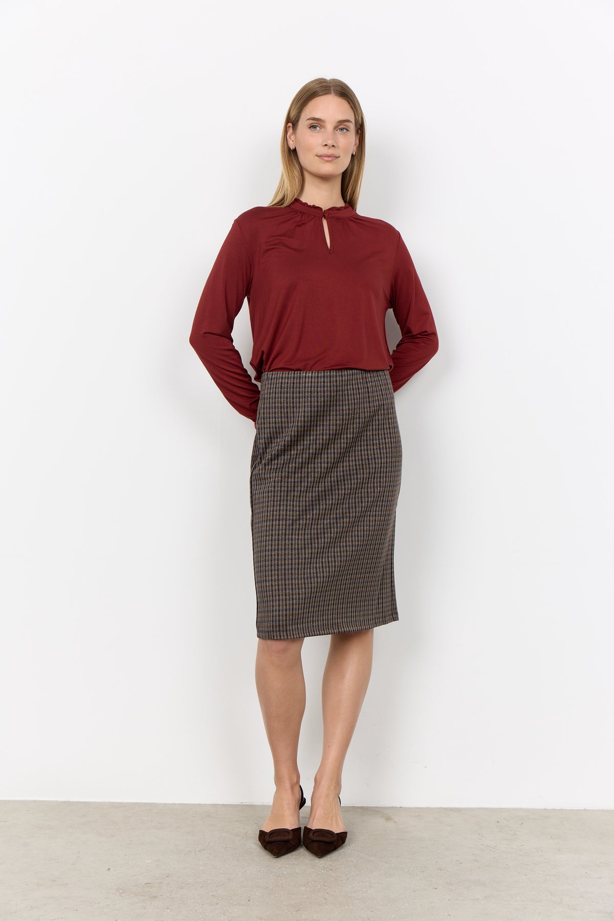 Modell bär burgundy långärmad tröja med grå rutad pencilkjol, sett framifrån | Soya Concept | Lilla Hem