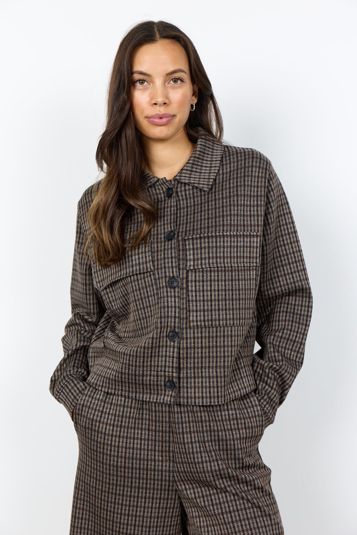 Modell bär grå rutig overshirt-jacka framifrån med knäppning och bröstfickor | Soya Concept | Lilla Hem