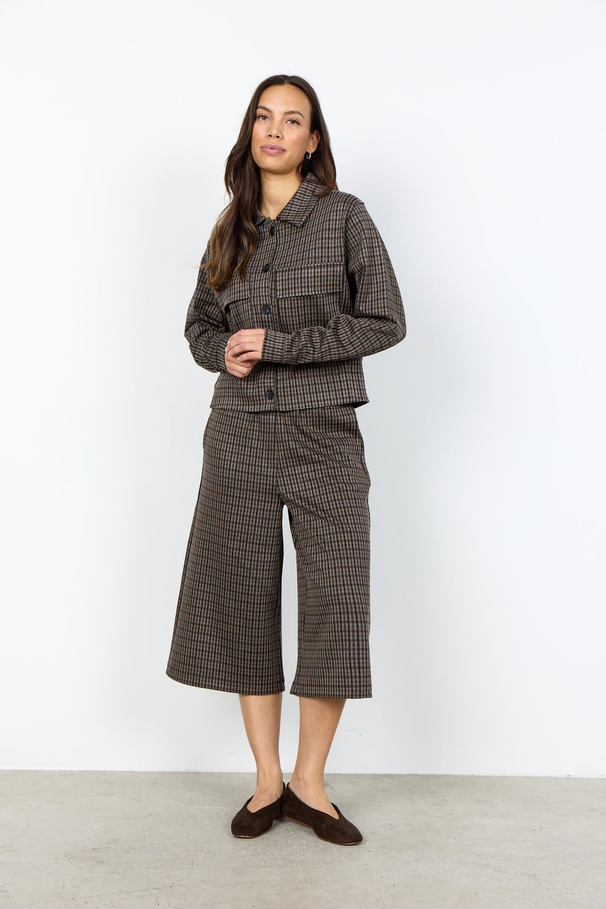 Modell bär rutad overshirt-jacka och matchande culottbyxor sett framifrån | Soya Concept | Lilla Hem